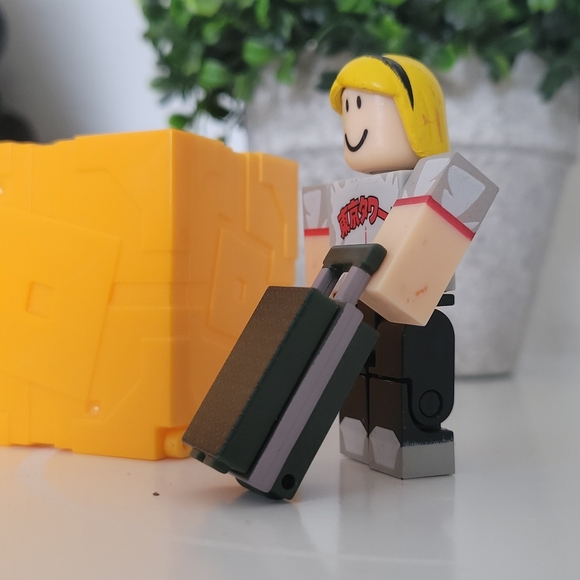 Roblox Toy Figure with Yellow Hair - Picture 4 of 6